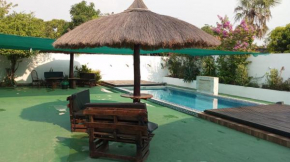 Casa mono ambiente y piscina.